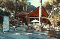 International Camping Mare e Pineta -  Restaurant mit Terrasse auf dem Campingplatz