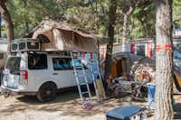 International Camping Mare e Pineta -  Wohnwagen- und Zeltstellplatz zwischen Bäumen auf dem Campingplatz