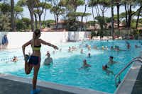 International Camping Mare e Pineta - Sportkurs im Pool auf dem Campingplatz