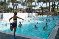 International Camping Mare e Pineta - Sportkurs im Pool auf dem Campingplatz