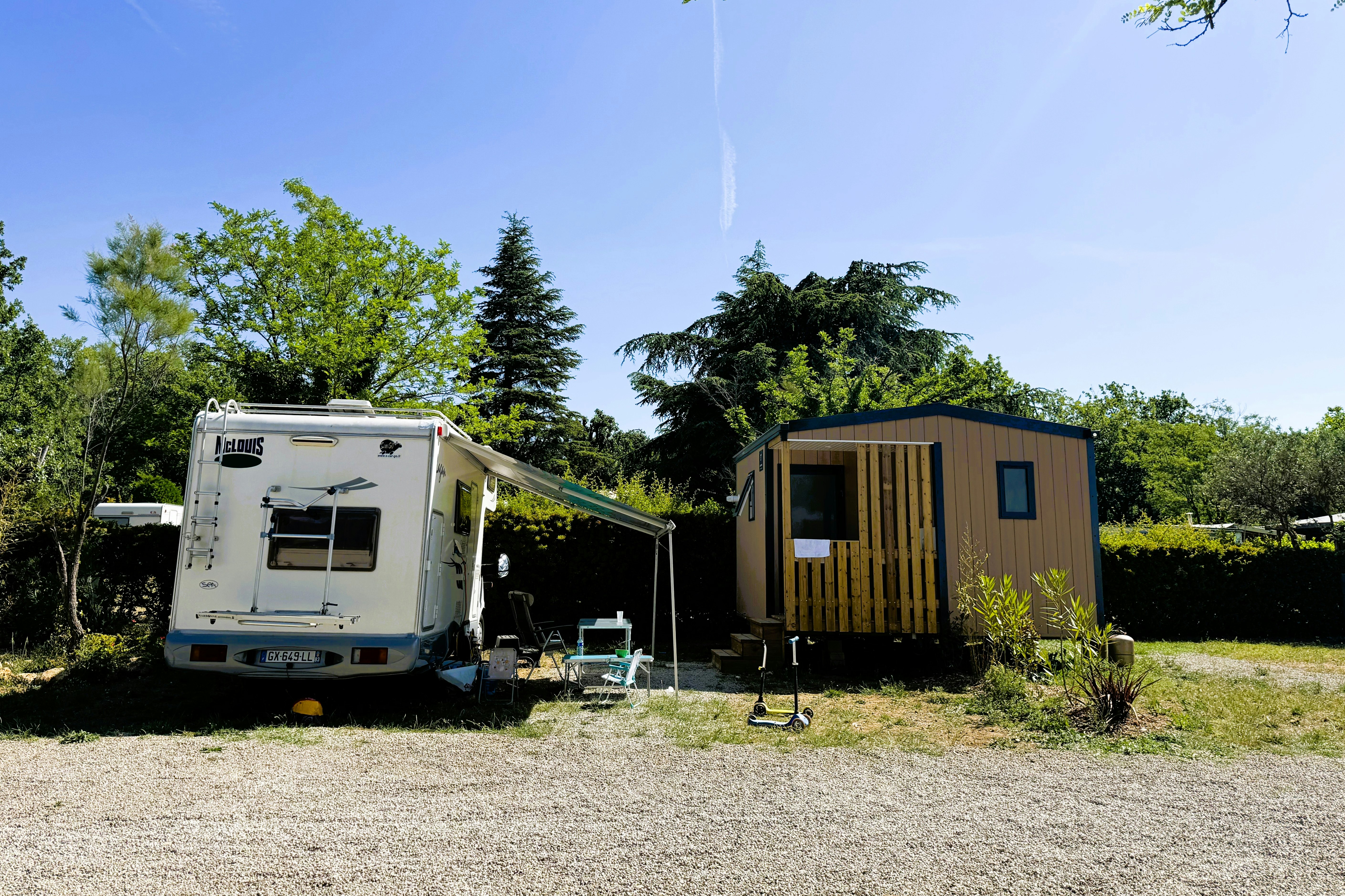 Camping Campasun International d'Aups  - Mobilheim auf dem Campingplatz mit Wohnmobil