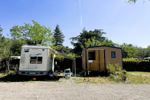 Camping Campasun International d'Aups - Mobilheim auf dem Campingplatz mit Wohnmobil