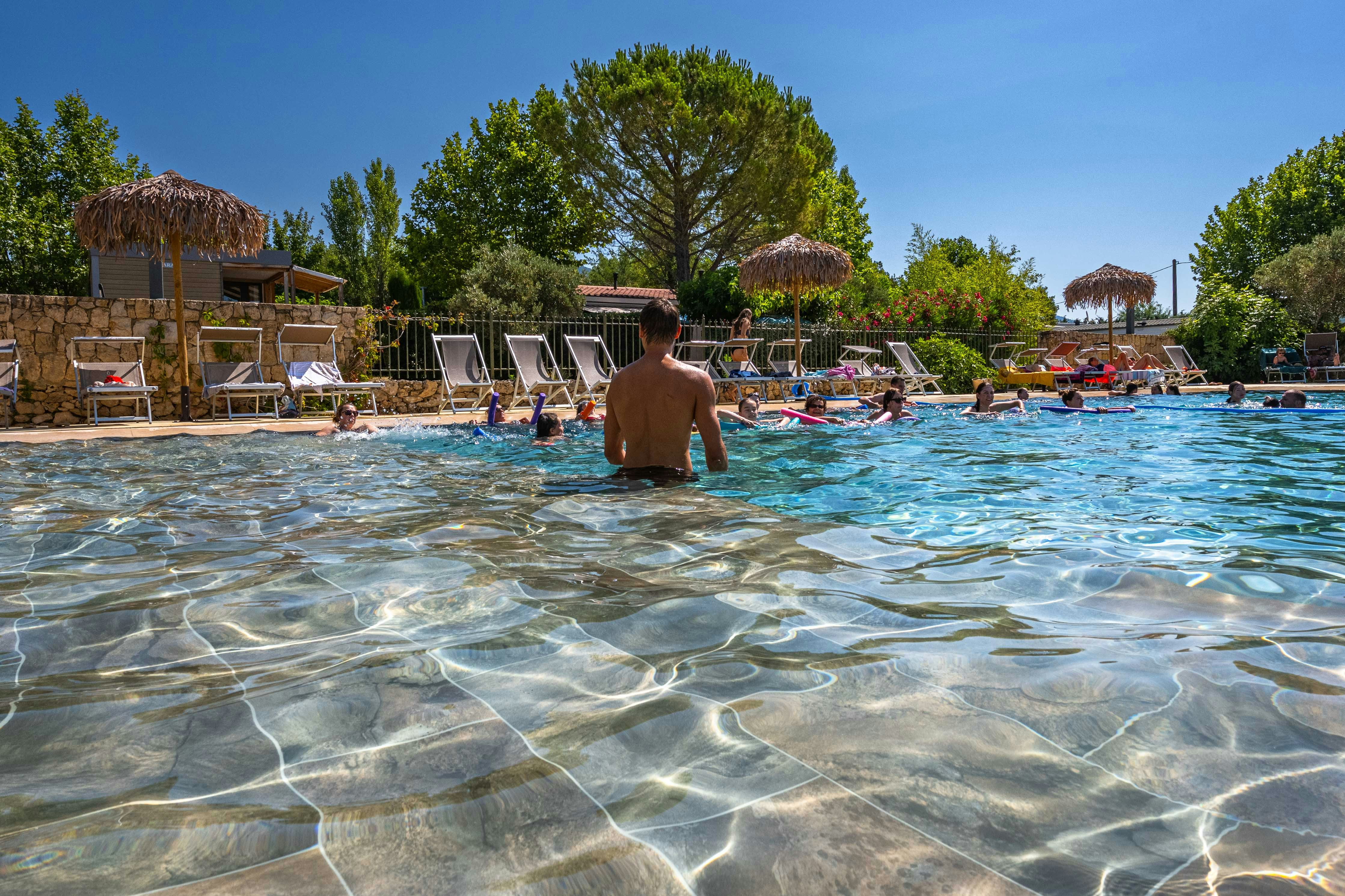 Camping Campasun International d'Aups  - Pool im Freien mit Liegestühlen und Sonnenschirmen