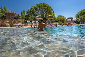Camping Campasun International d'Aups - Pool im Freien mit Liegestühlen und Sonnenschirmen