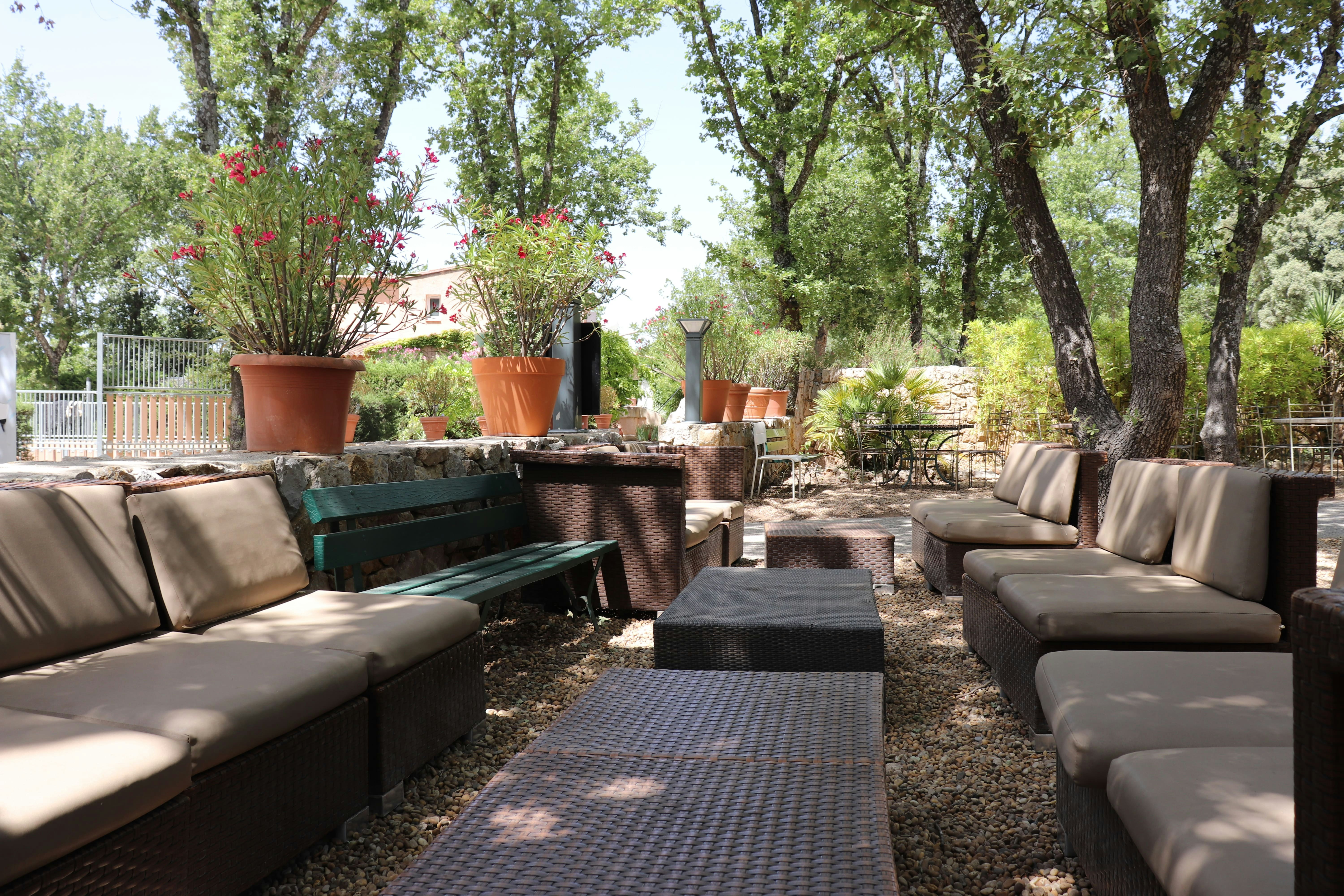 International Camping - Sitzecke im Schatten der Bäume