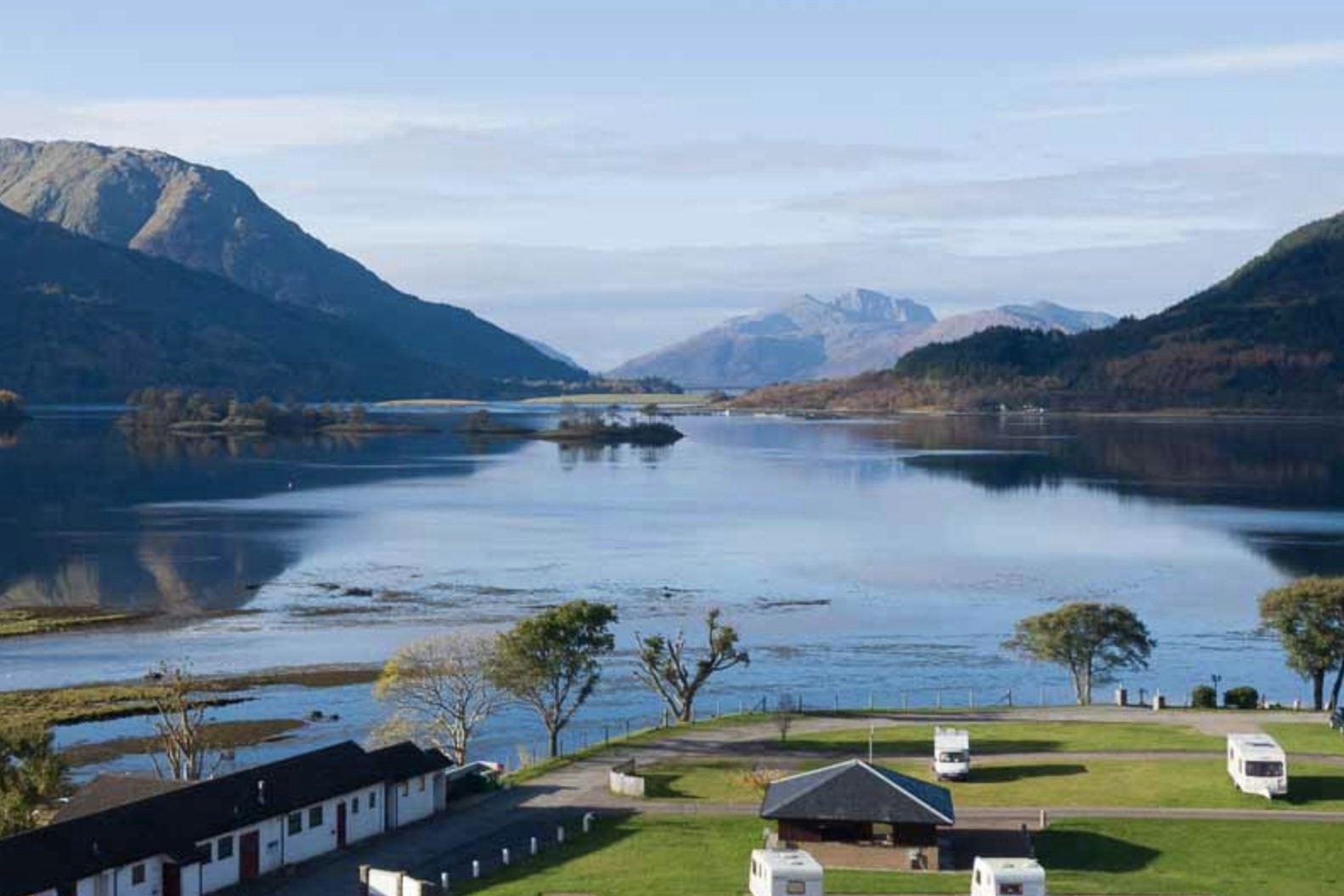 Invercoe Caravan and Camping Park - Blick aus der Vogelperspektive auf den Campingplatz direkt am See in der Natur