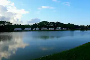 IOAC Campsite - Wohnwagen- und Zeltstellplatz am See auf dem Campingplatz