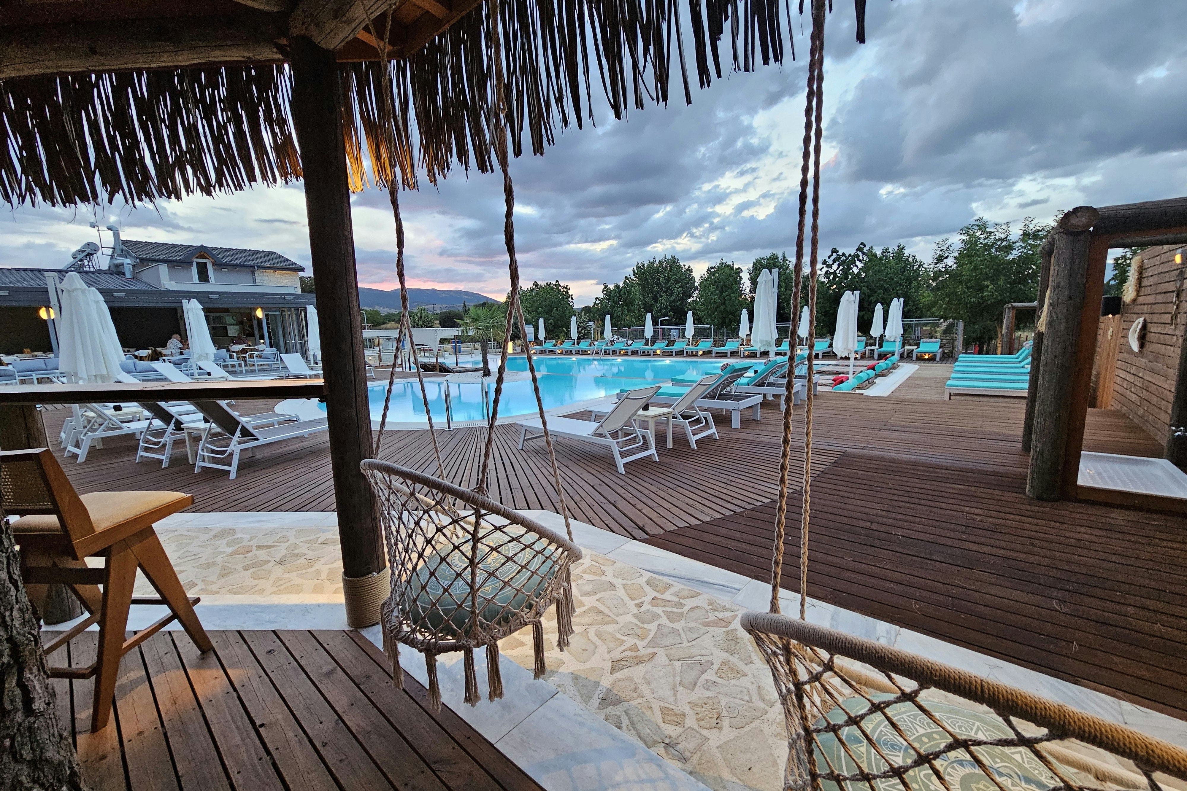 Ioannina Camping - Glamping  - Pool im Freien mit Liegestühlen und Sonnenschirmen