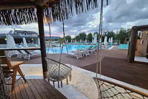 Ioannina Camping - Glamping - Pool im Freien mit Liegestühlen und Sonnenschirmen
