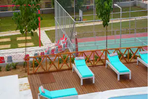 Ioannina Camping - Glamping - Freibad und Sportplatz auf dem Campingplatz