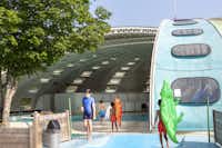 Iris Parc Camping Birkelt - Gäste am Pool mit Indoorbereich