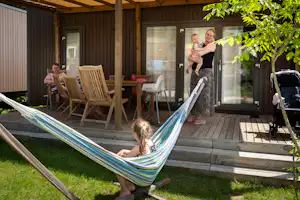 Iris Parc Camping Birkelt - Gäste auf der Terrasse eines Mobilheims