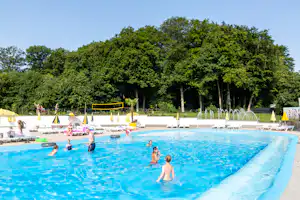 Iris Parc Camping Birkelt - Pool mit Liegestühlen und Sonnenschirmen auf dem Campingplatz