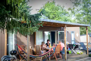 hu Birkelt Village - Mobilheim mit Terrasse auf dem Campingplatz