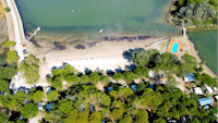 Isola del Paradiso - Blick auf den Strand aus der Vogelperspektive