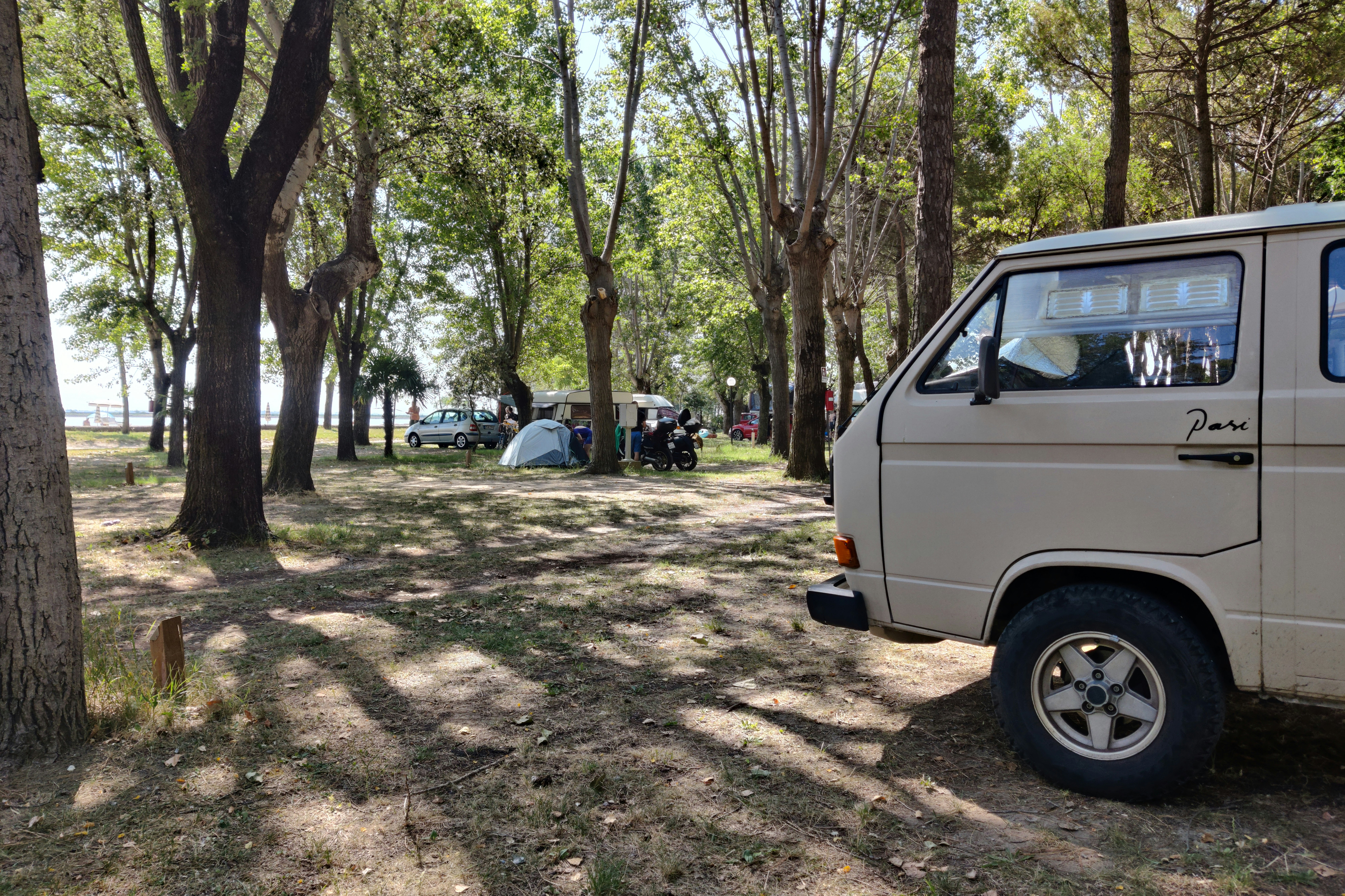 Isola del Paradiso - Stellplätze im Schatten der Bäume
