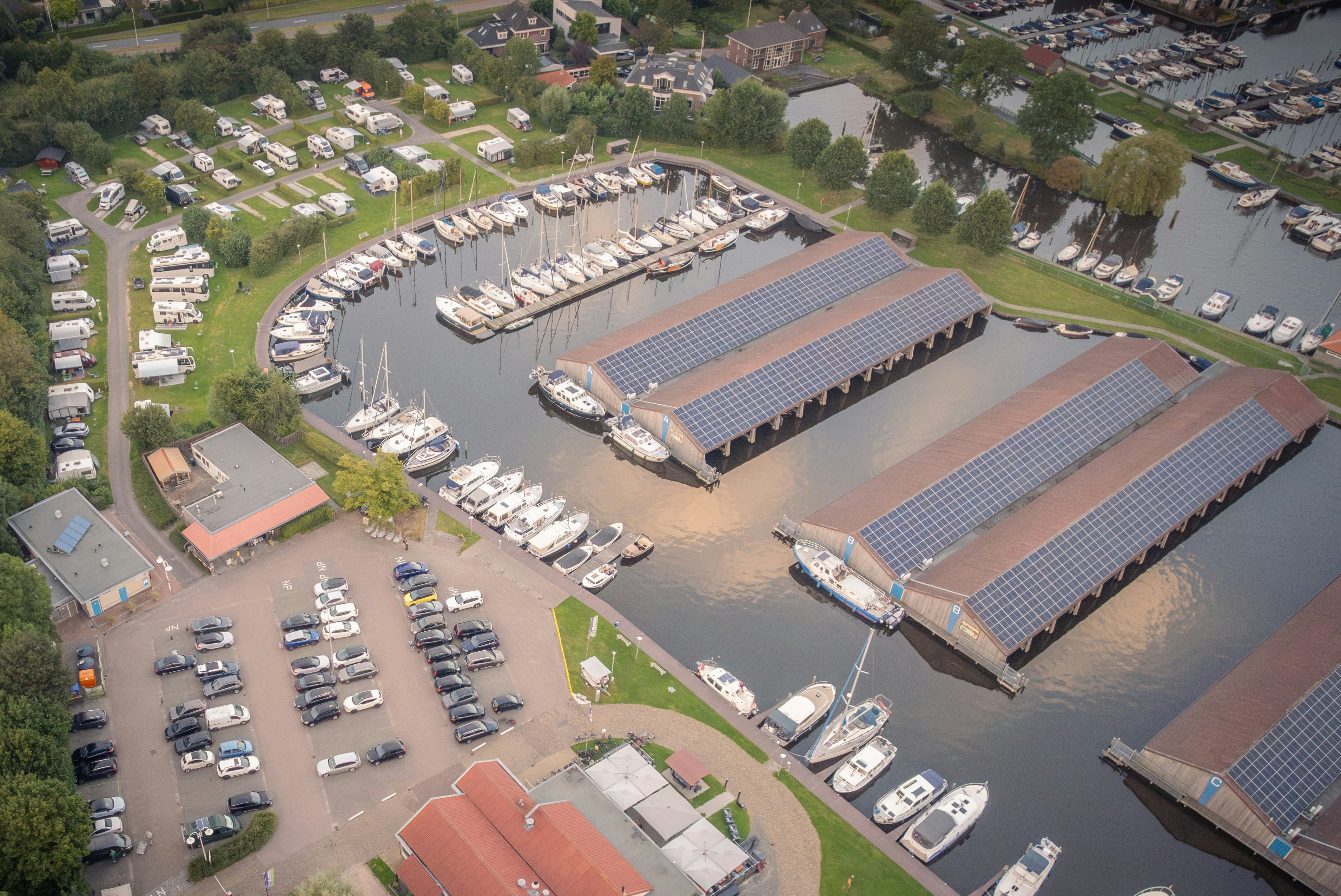 Jachthaven en Camping De Domp  - Luftaufnahme des Campingplatzes am Yachthafen