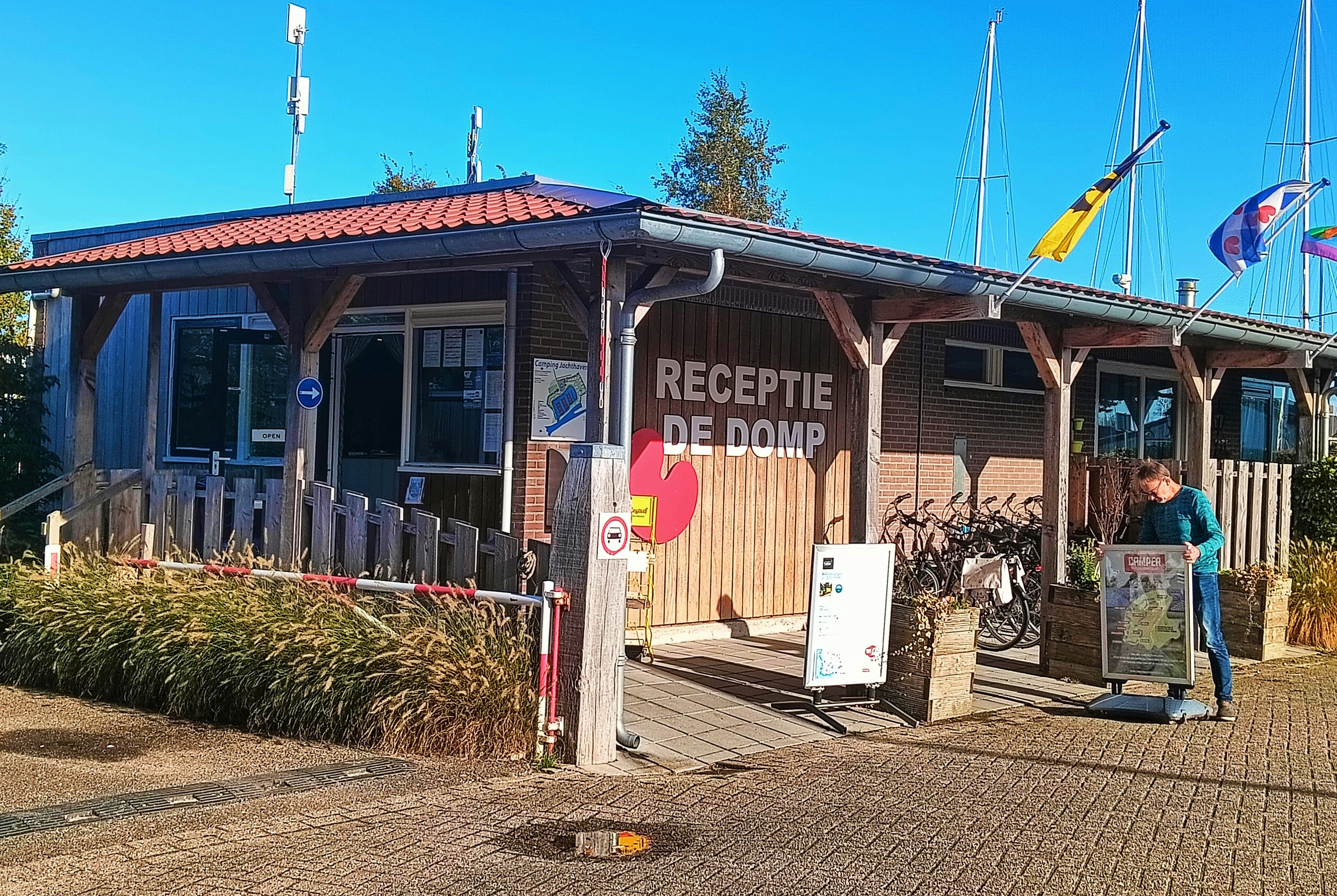 Jachthaven en Camping De Domp - Rezeption des Campingplatzes