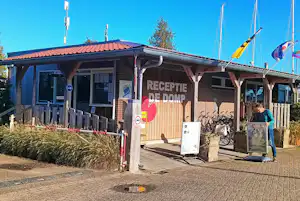 Jachthaven en Camping De Domp - Rezeption des Campingplatzes
