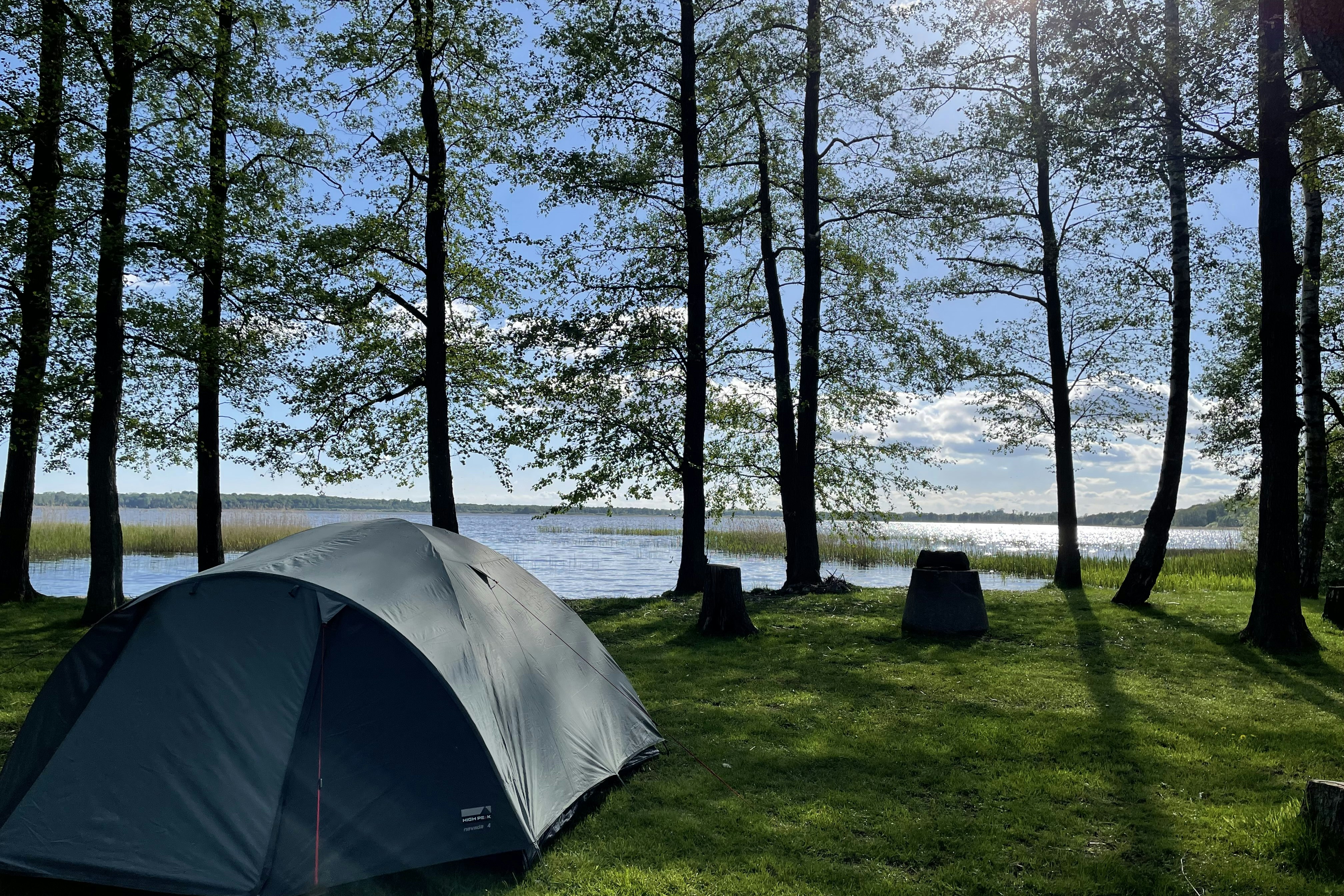 Jägersbo Camping - Zeltplätze auf der Wiese mit Blick auf den See