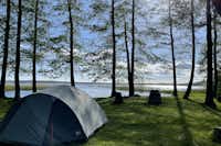 Jägersbo Camping - Zeltplätze auf der Wiese mit Blick auf den See