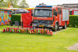 Jan Klaassen Dromenland - Feuerwehrauto-Mietunterkunft auf dem Campingplatz
