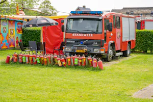 Jan Klaassen Dromenland - Feuerwehrauto-Mietunterkunft auf dem Campingplatz