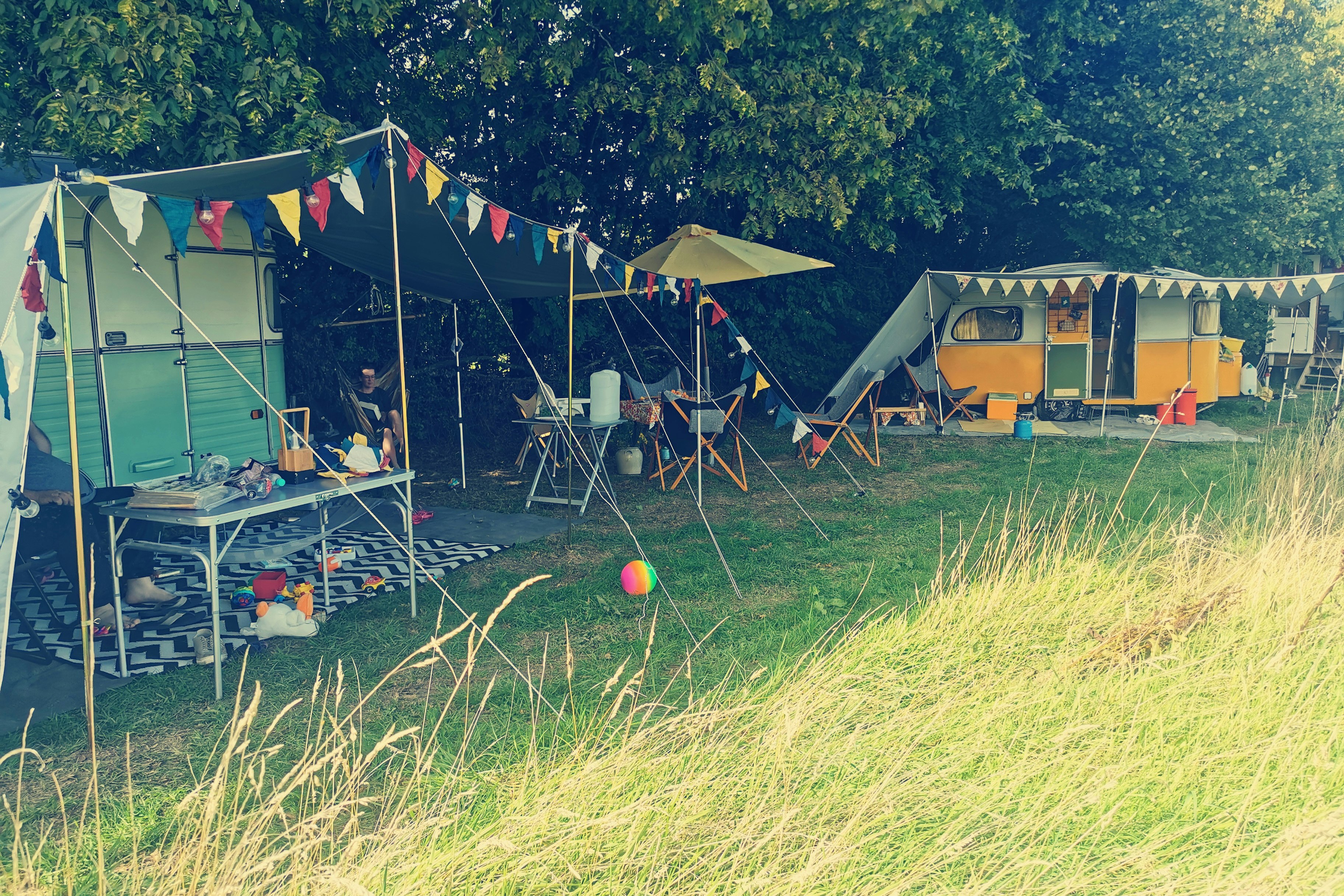 Jardin Josette - Blick auf die Standplätze auf der Wiese