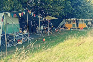 Jardin Josette - Blick auf die Standplätze auf der Wiese