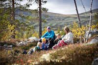 Johnsgård Turistsenter - Camper sitzen im Grünen auf dem Campingplatz