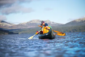 Johnsgård Turistsenter - Kajak fahrende Gäste auf dem Fluss Langsjoen