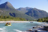 Jostedal Camping - Rafting fahrende Gäste auf dem Fluss