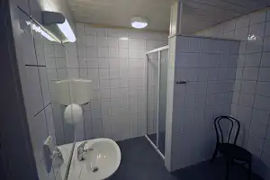 Jostedal Camping - Sanitäranlage auf dem Campingplatz mit Bad mit Toilette, Waschbecken, Spiegel und Dusche