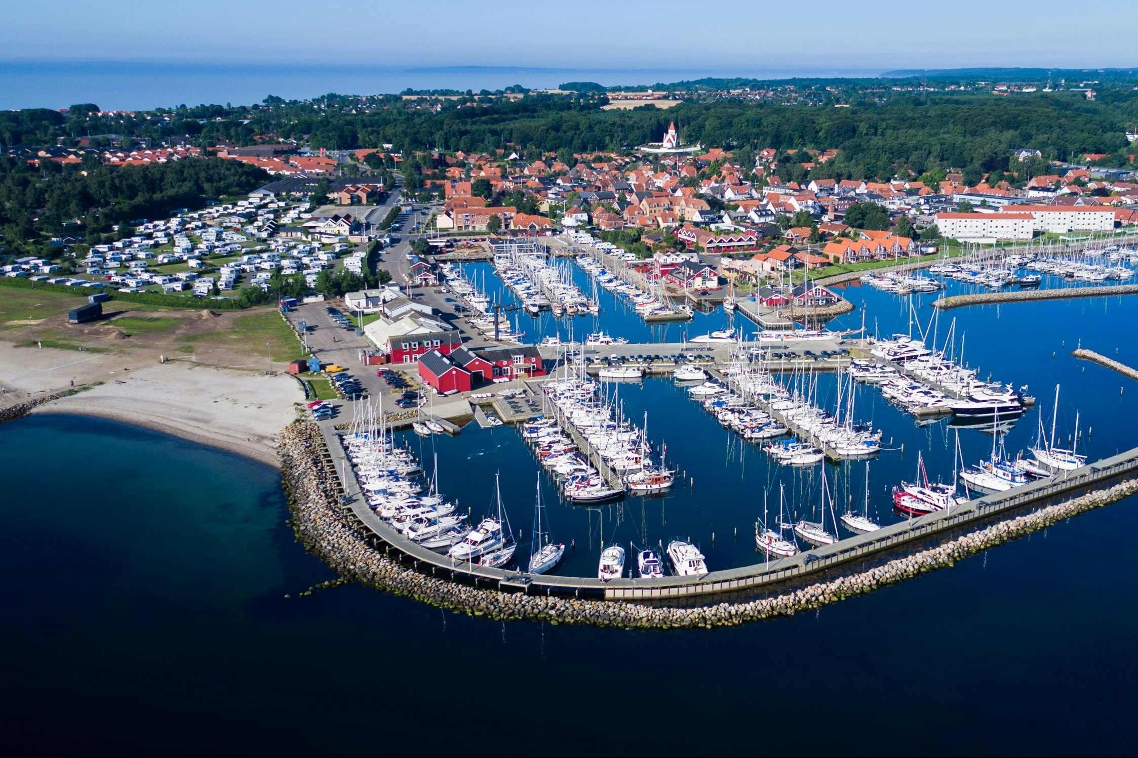 Juelsminde Strand Camping -  Übersicht auf den Campingplatz und Umgebung