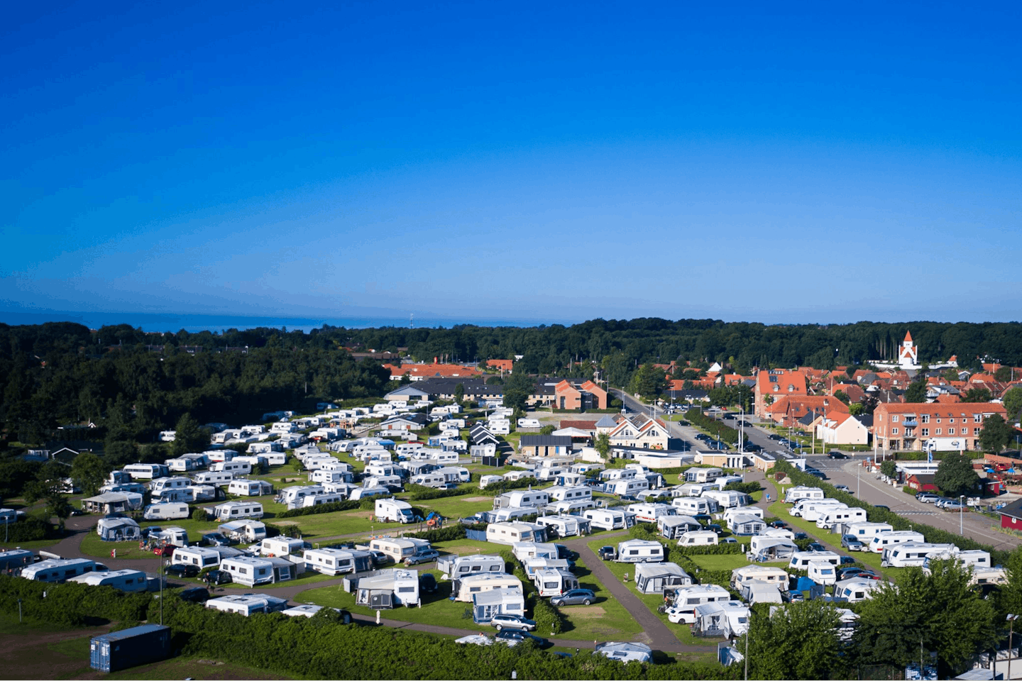 Juelsminde Strand Camping -  Campingplatz aus der Vogelperspektive