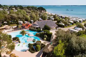 Camping Les Iles - Luftaufnahme vom Campingplatz mit Pool am Atlantik