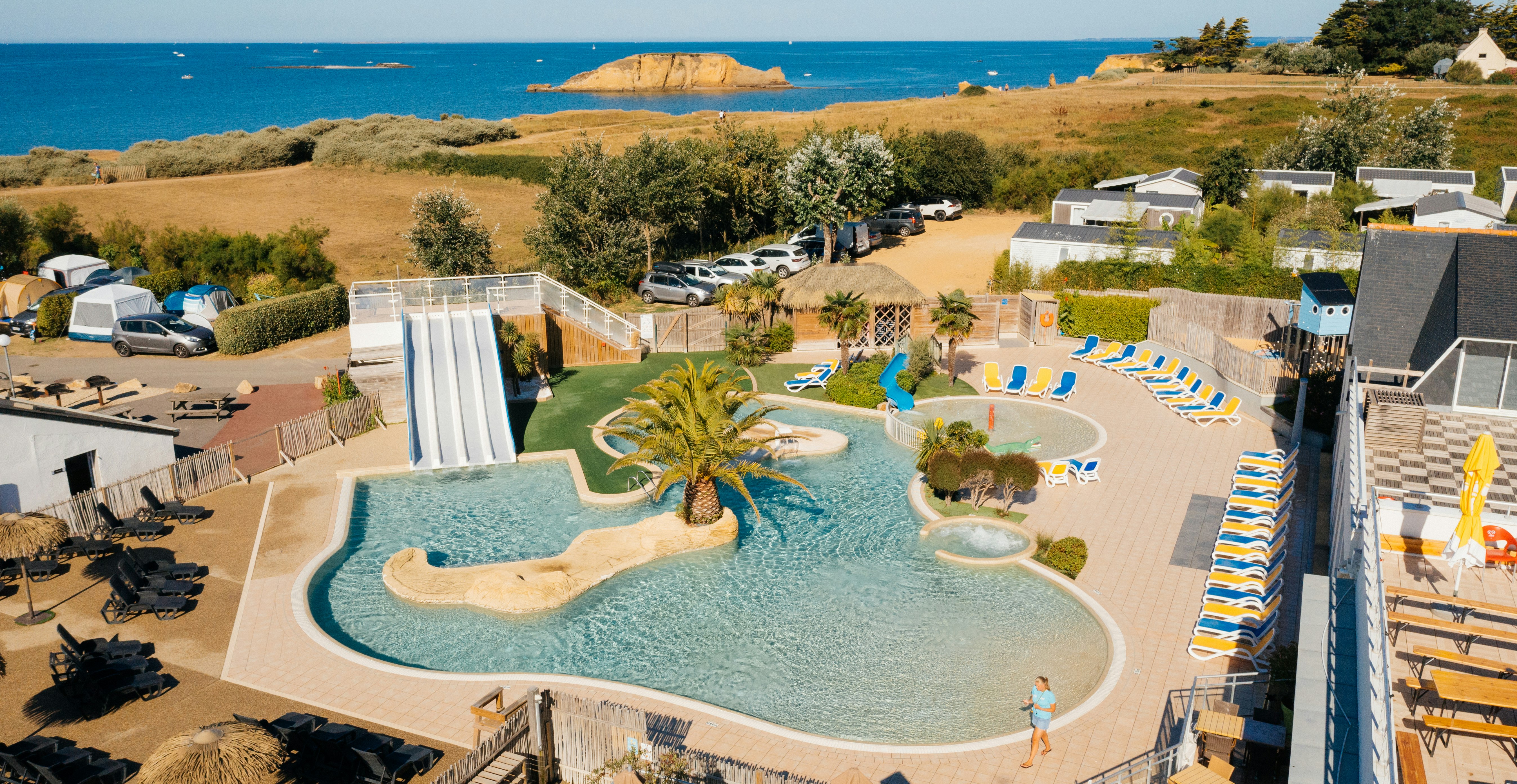Chadotel Camping Les Iles  - Pool im Freien mit Liegestühlen und Sonnenschirmen