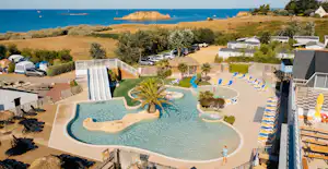 Chadotel Camping Les Iles - Pool im Freien mit Liegestühlen und Sonnenschirmen