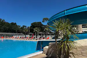 Kabana Village - Pool im Freien mit Liegestühlen und Sonnenschirmen