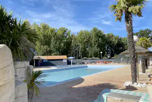 Kabana Village - Pool im Freien mit Liegestühlen und Sonnenschirmen