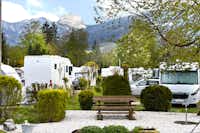 Kaiser Camping - Stellplatz für Wohnwagen im Grünen mit dem Blick auf die Berge