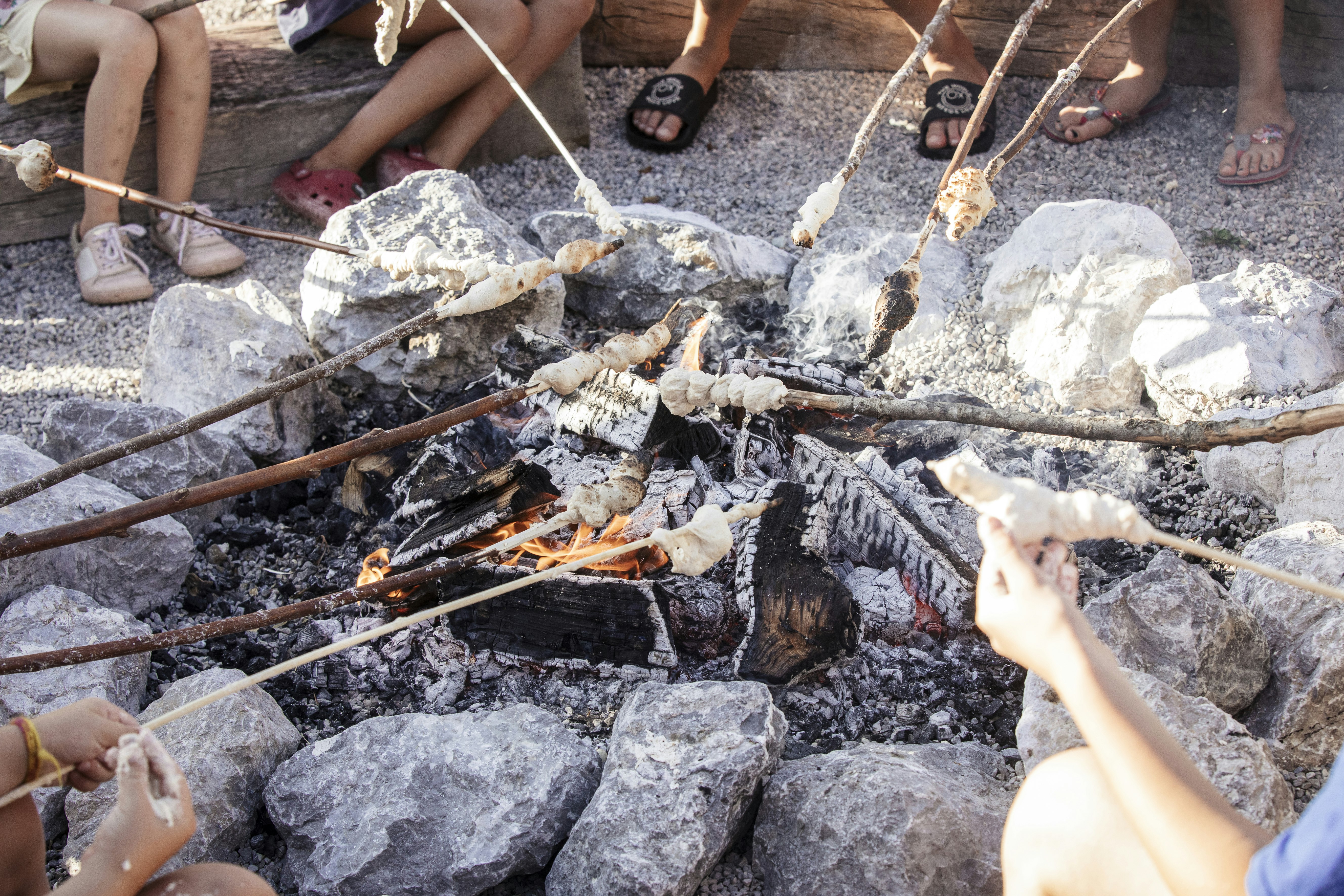 Kaiser Camping - Stockbrot über dem Lagerfeuer auf dem Campingplatz