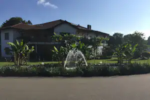 Kaiserstuhl-Camping - Hauptgebäude vom Campingplatz im Grünen