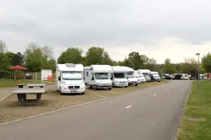 Kaiserstuhl-Camping - Tischtennisplatten an den Stellplätzen vom Campingplatz