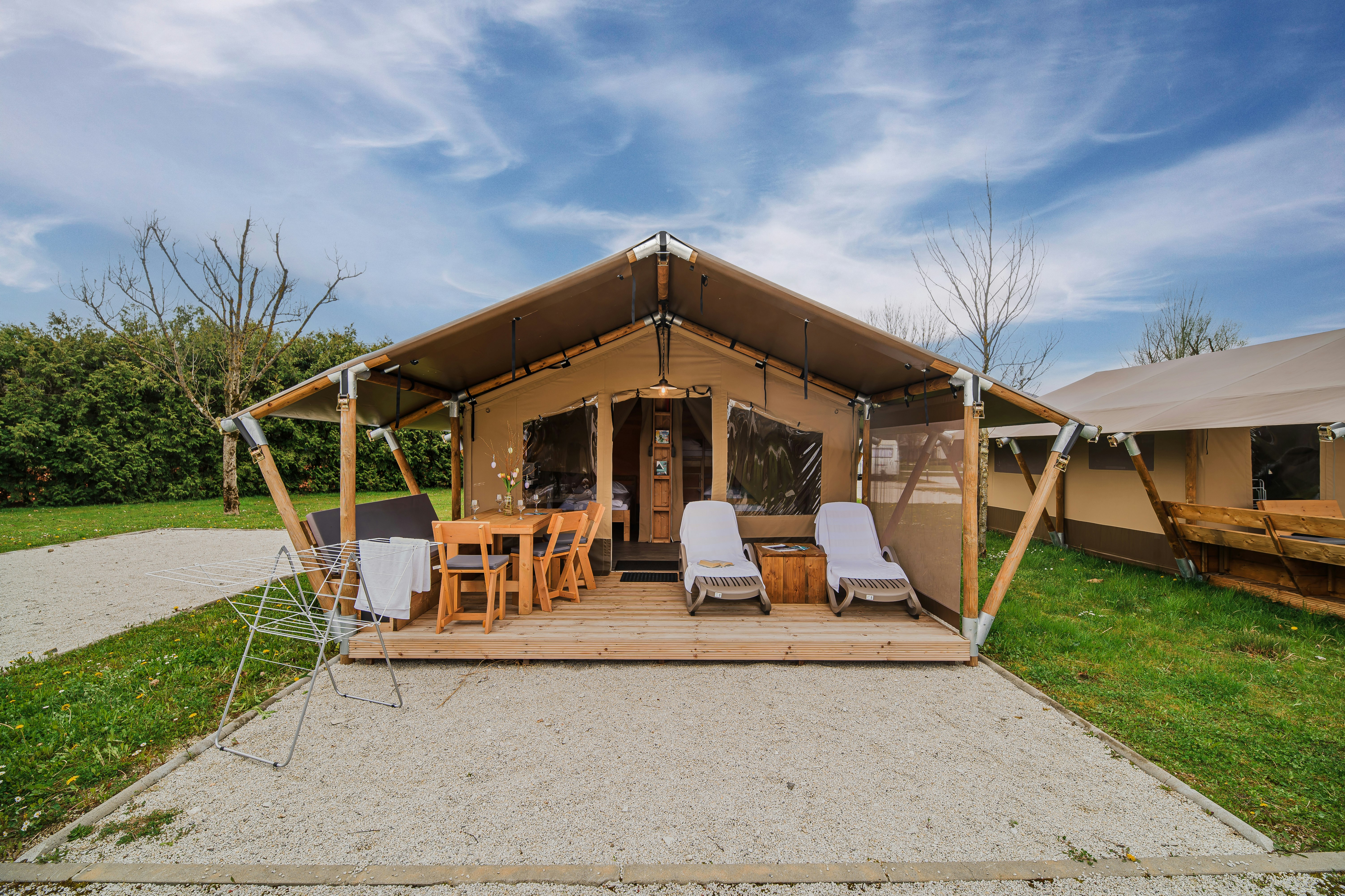 Kalahari Tent Terme Tuhelj - Glamping-Zelt mit Terrasse auf dem Campingplatz