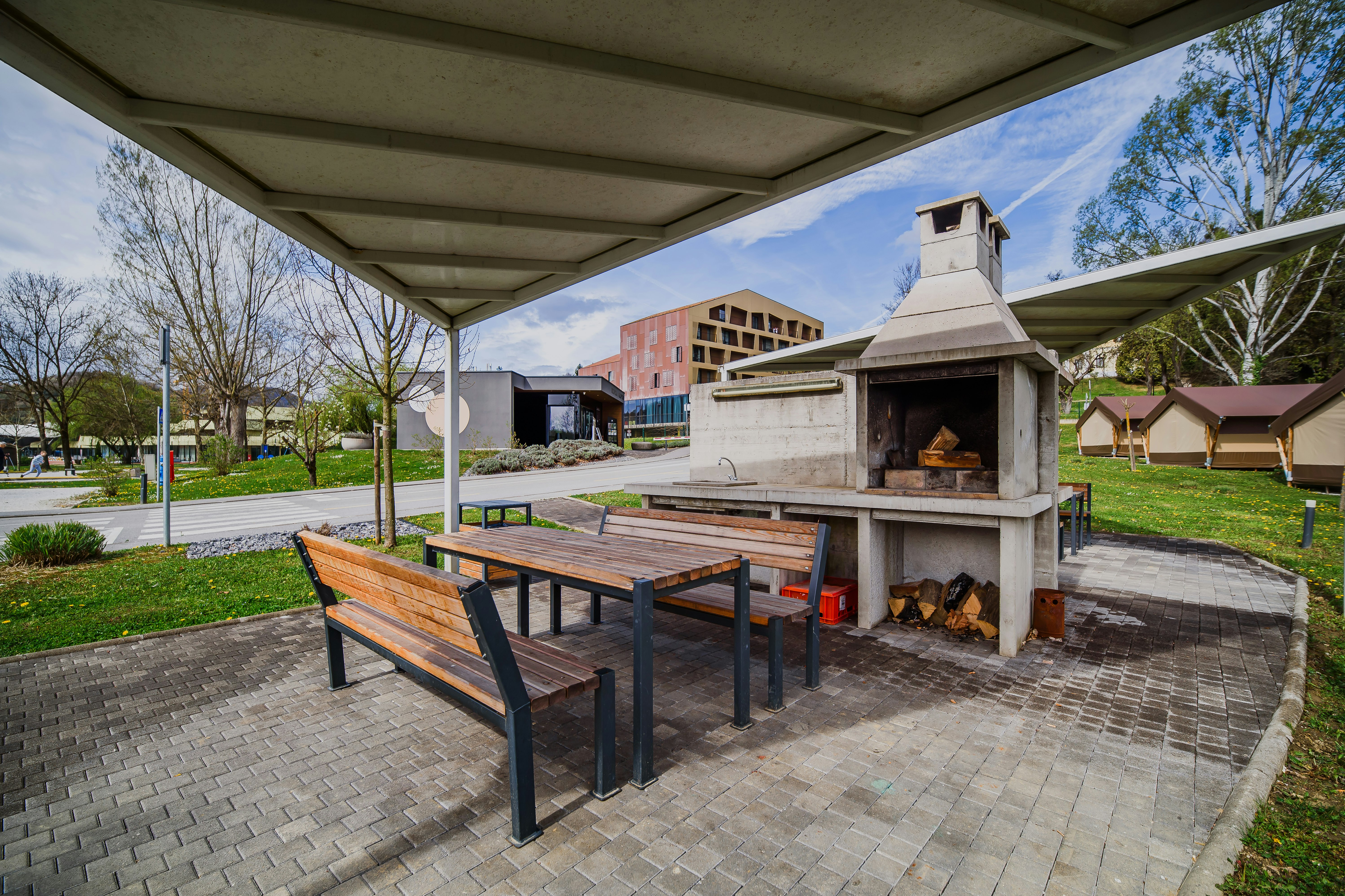 Kalahari Tent Terme Tuhelj - Grillstelle mit Picknicktisch auf dem Campingplatz