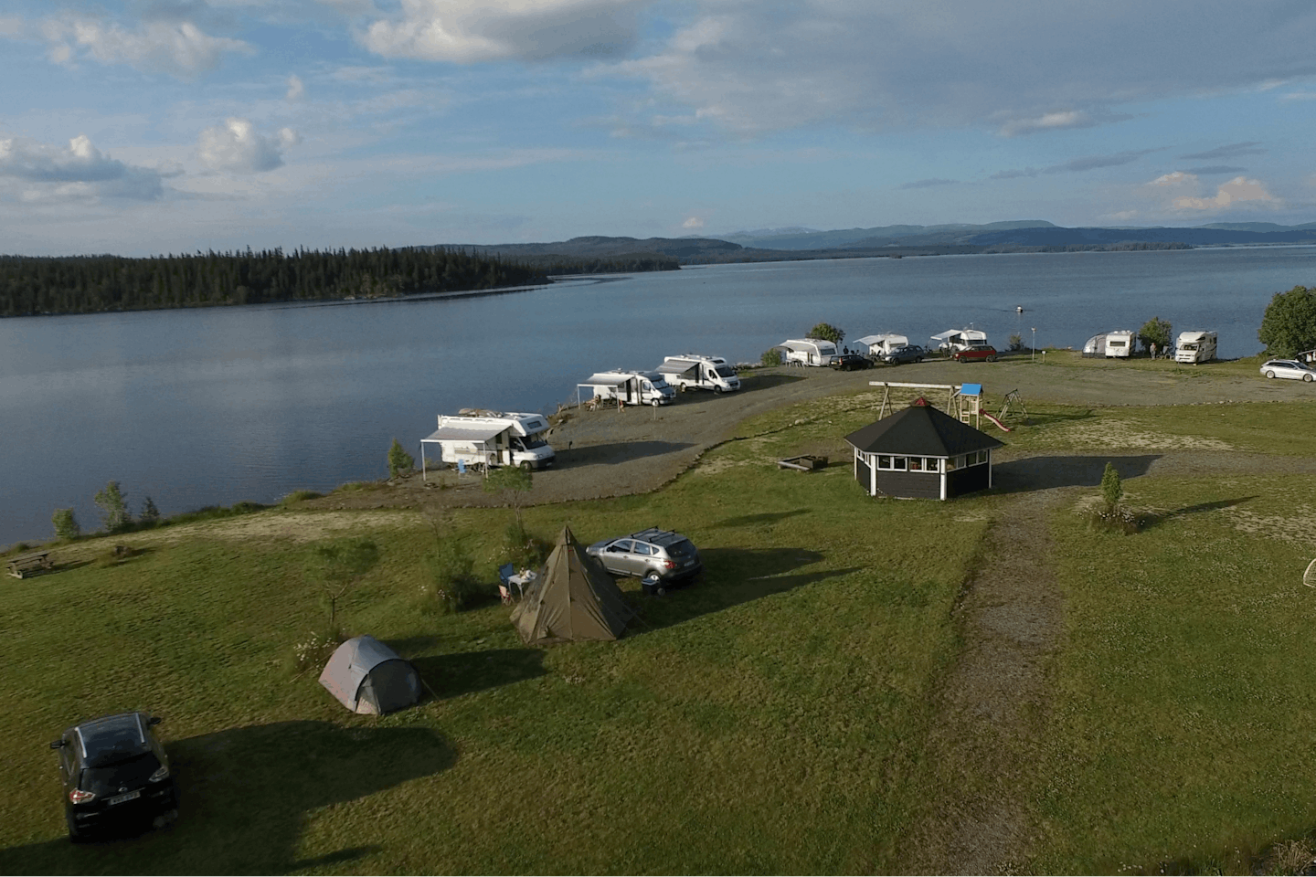 Kallsedets Fjällcenter - Campingplatz Strand aus der Vogelperspektive