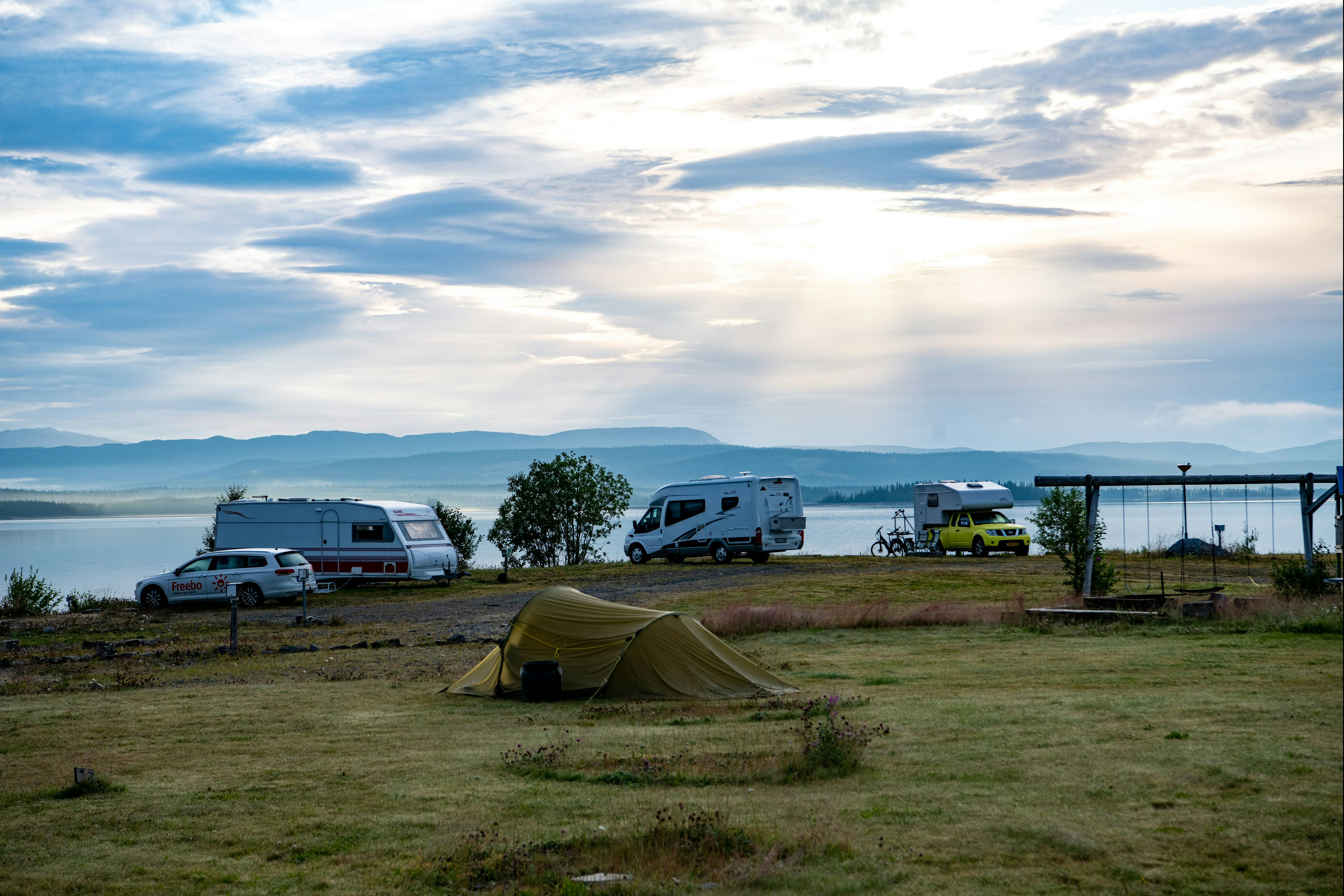 Kallsedets Fjällcenter - Standplätze mit See im Hintergrund