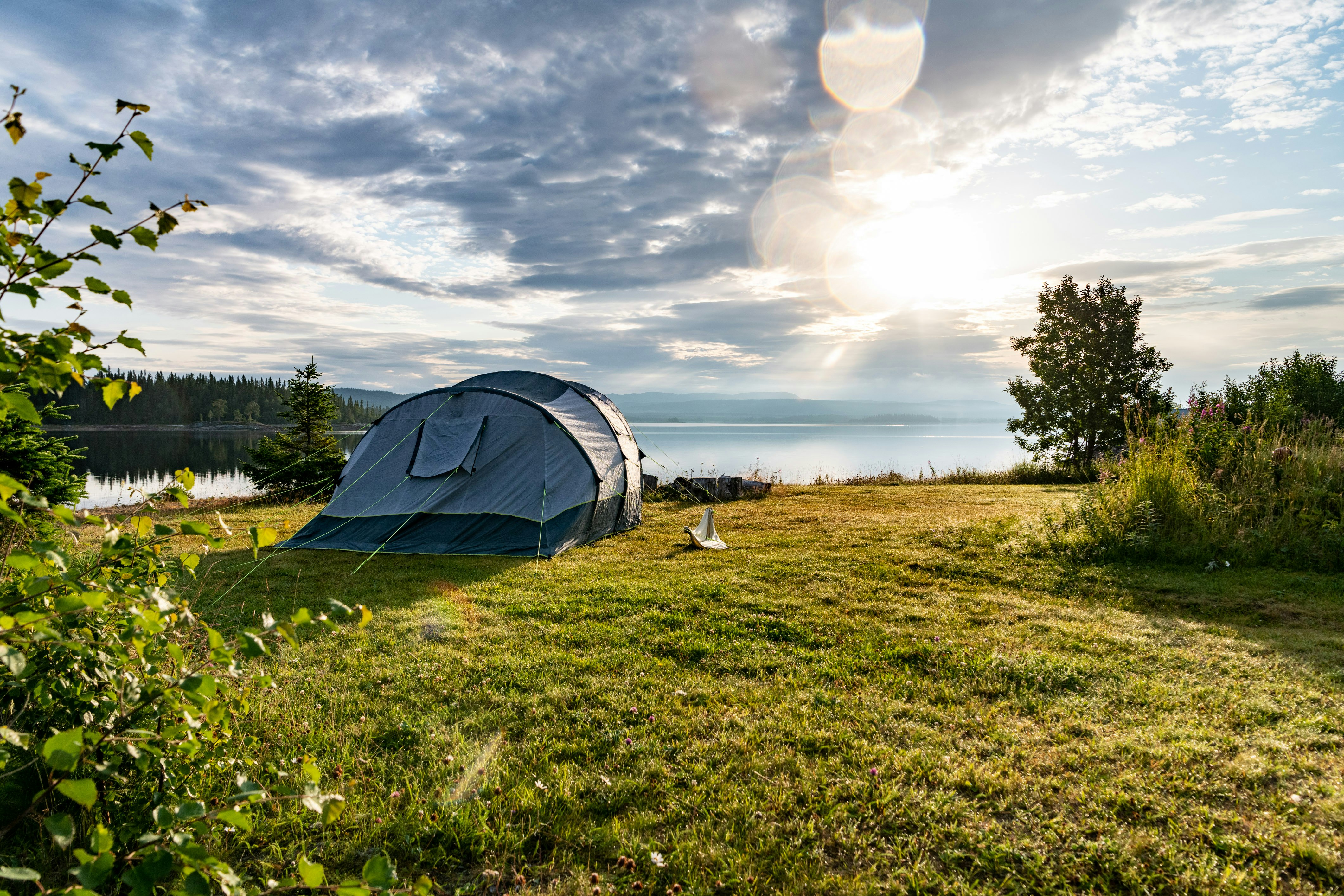 Kallsedets Fjällcenter - Zeltplatz auf der Wiese
