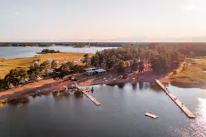 Kalmar Camping Rafshagsudden - Luftaufnahme des Campingplatzes am Wasser